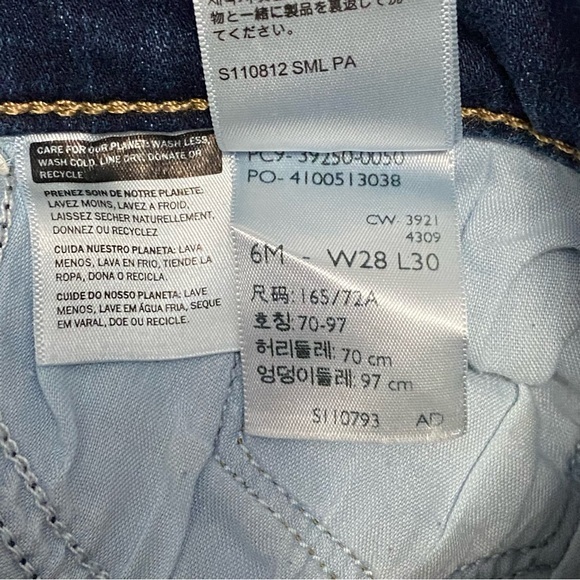 Levi’s Women’s Classic Straight Leg Dark Wash Denim Blue Jeans 6 28x30 (30x29) - Picture 7 of 7